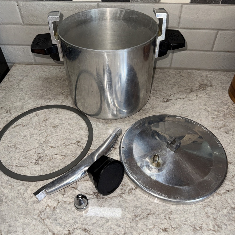 Vintage Wear- Ever Chicken Bucket 6 Quart Low Pressure Cooker 90026 USA